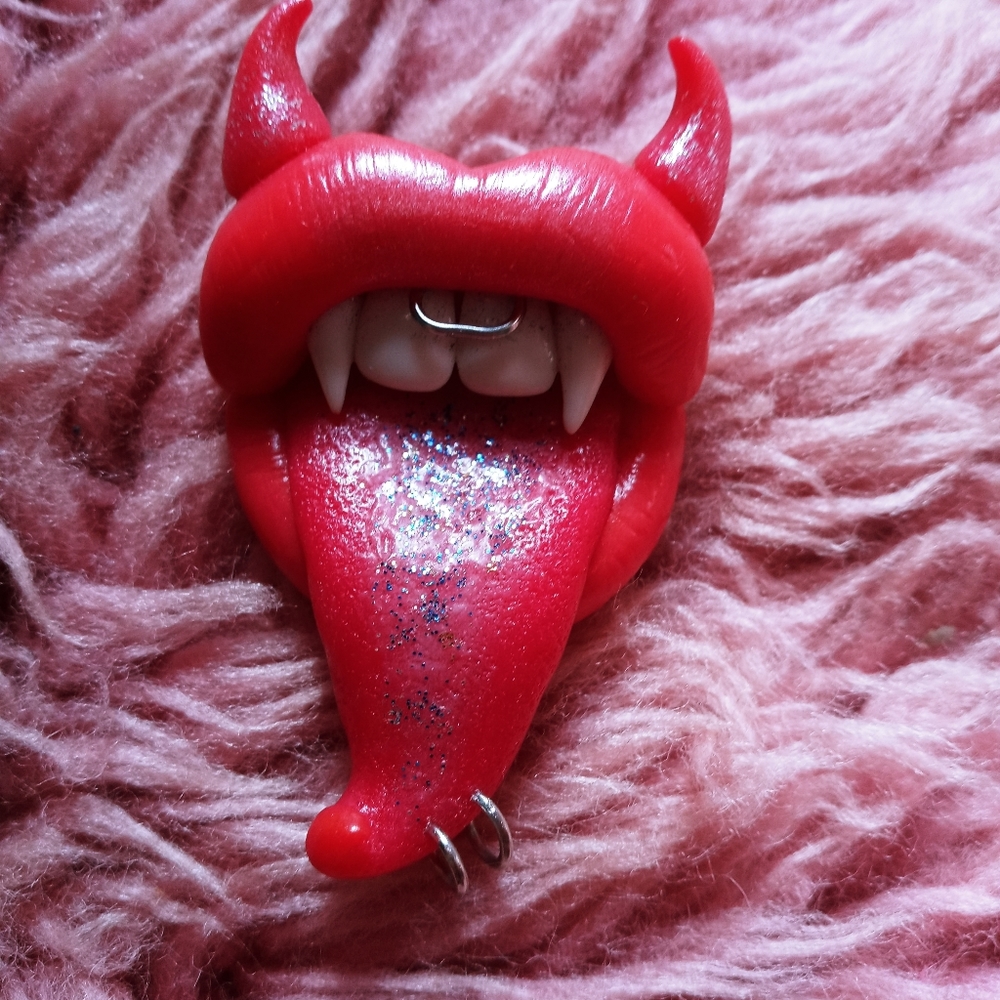 Devil lips pierced brooch
